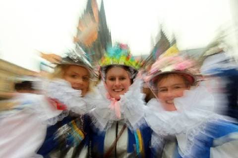 Auftakt zum Karneval in Köln am 11.11.: junge Frauen feiern und winken vor dem Kölner Dom *** Beginning to Carnival in Cologne at 11 11 Boy Women celebrate and wave before the Cologne Dom