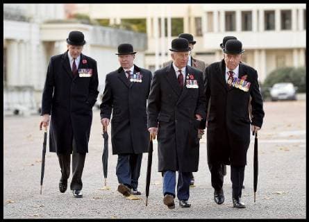 Bilder des Tages . 12 11 2017. London, United Kingdom. Prince Charles, The Prince of Wales (2nd R) walks with Members of Welsh Guard as he attends the Welsh Guards Remembrance Sunday service at Guards Chapel on November 12, 2017 in London, England. The Prince of Wales has been the Colonel of the Welsh Guards since 1975.  xi-Imagesx xPoolx IIM-16373-0017