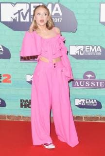 Swedish singer Zara Larsson attends the red carpet arrivals of MTV European Music Awards at the SSE Arena in London on November 12, 2017.  LON20171112129 RUNExHELLESTAD