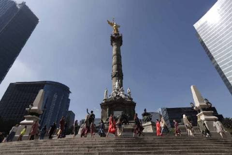 November 12, 2017 - EUM20171112SOC13.JPG.CIUDAD DE MEXICO, Fashion Week Semana de la Moda-Mercedes Benz.- La manana de este domingo 12 de noviembre de 2017 se realizo el desfile inaugural de la nueva edicion del Mercedes-Benz Fashion Week, en el que Francisco Cancino, director creativo de Yakampot, presento sus nuevos disenos en las inmediaciones de la Columna del Ãngel de la Independencia en el centro de la Ciudad de Mexico. Foto: Agencia EL UNIVERSAL Ivan Stephens AFBV  - ZUMAu78_ 20171112_zaf_u78_070 Copyright: xIvanxStephensx