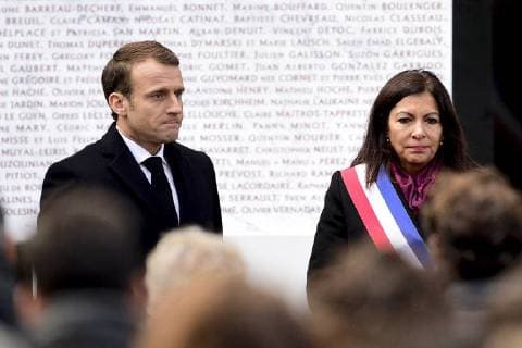 Emmanuel Macron president de la Republique Anne Hidalgo Maire de Paris devant la plaque commemorative des victimes de l attentat du Bataclan NEWS Commemoration des attentats du 13novembre 13 11 2017 JBAutissier Panoramic 