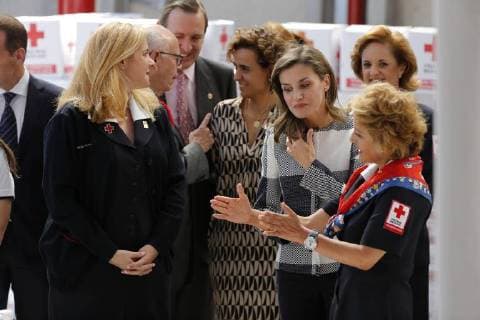 Queen Letizia of Spain (C-R) attends a humanitatian aid center at the headquarters of the Red Cross in Mexico City, Mexico, 13 November 2017. Letizia is in Mexico to participate in the World Cancel Leaders Summit (WCLS) and to attend a meeting at the Mexican Red Cross to learn about their humanitarian missiona after the two earthquakes that hit the country in September. Queen Letizia of Spain visits the headquarters of the Mexican Red Cross !ACHTUNG: NUR REDAKTIONELLE NUTZUNG!  Copyright: xJoséxMéndezx MEX001 20171113-636461953608132406