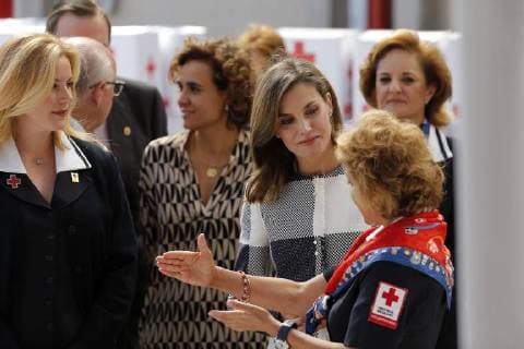 Queen Letizia of Spain (C-R) attends a humanitatian aid center at the headquarters of the Red Cross in Mexico City, Mexico, 13 November 2017. Letizia is in Mexico to participate in the World Cancel Leaders Summit (WCLS) and to attend a meeting at the Mexican Red Cross to learn about their humanitarian missiona after the two earthquakes that hit the country in September. Queen Letizia of Spain visits the headquarters of the Mexican Red Cross !ACHTUNG: NUR REDAKTIONELLE NUTZUNG!  Copyright: xJoséxMéndezx MEX002 20171113-636461953629192406