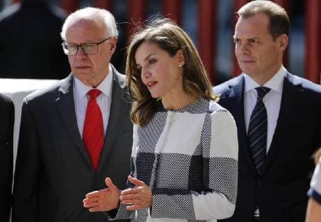 Queen Letizia of Spain (C) visits an humanitatian aid center at the headquarters of the Red Cross, with Mexican Health Secretary Jose Narro Robles (L), in Mexico City, Mexico, 13 November 2017. Letizia is in Mexico to participate in the World Cancel Leaders Summit (WCLS) and to attend a meeting at the Mexican Red Cross to learn about their humanitarian missiona after the two earthquakes that hit the country in September. Queen Letizia of Spain visits the headquarters of the Mexican Red Cross !ACHTUNG: NUR REDAKTIONELLE NUTZUNG!  Copyright: xJoséxMéndezx MEX004 20171113-636461954975628406
