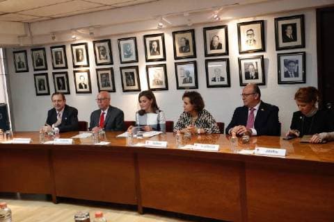 November 13, 2017 - Mexico, Spain - Queen Letizia of Spain talks with a volunteer during a visit by Queen Letizia of Spain to the facilities of the Mexican Red Cross on November 13, 2017 in Mexico City, Mexico. Mexico Spain  - ZUMAg15_ 20171113_zaf_g15_008 Copyright: xJackxAbuinx