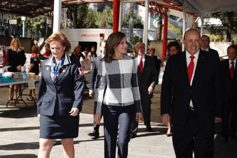 November 13, 2017 - Mexico, Spain - Queen Letizia of Spain talks with a volunteer during a visit by Queen Letizia of Spain to the facilities of the Mexican Red Cross on November 13, 2017 in Mexico City, Mexico. Mexico Spain  - ZUMAg15_ 20171113_zaf_g15_015 Copyright: xJackxAbuinx