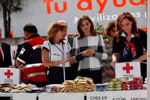 November 13, 2017 - Mexico, Spain - Queen Letizia of Spain talks with a volunteer during a visit by Queen Letizia of Spain to the facilities of the Mexican Red Cross on November 13, 2017 in Mexico City, Mexico. Mexico Spain  - ZUMAg15_ 20171113_zaf_g15_016 Copyright: xJackxAbuinx