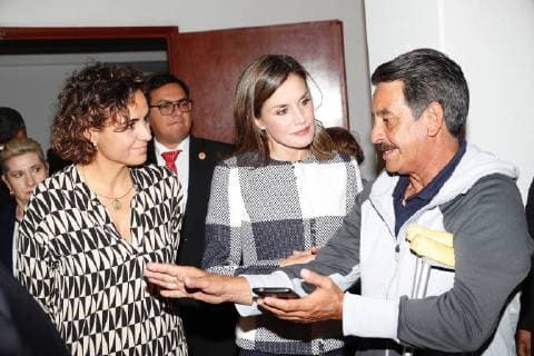 November 13, 2017 - Mexico, Spain - Queen Letizia of Spain talks with a volunteer during a visit by Queen Letizia of Spain to the facilities of the Mexican Red Cross on November 13, 2017 in Mexico City, Mexico. Mexico Spain  - ZUMAg15_ 20171113_zaf_g15_019 Copyright: xJackxAbuinx