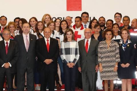 November 13, 2017 - Mexico, Spain - Queen Letizia of Spain talks with a volunteer during a visit by Queen Letizia of Spain to the facilities of the Mexican Red Cross on November 13, 2017 in Mexico City, Mexico. Mexico Spain  - ZUMAg15_ 20171113_zaf_g15_021 Copyright: xJackxAbuinx