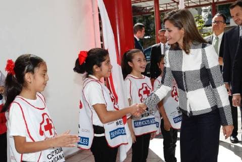 November 13, 2017 - Mexico, Spain - Queen Letizia of Spain talks with a volunteer during a visit by Queen Letizia of Spain to the facilities of the Mexican Red Cross on November 13, 2017 in Mexico City, Mexico. Mexico Spain  - ZUMAg15_ 20171113_zaf_g15_022 Copyright: xJackxAbuinx