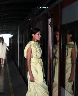 A model presents creations of the Mexican brand Julia y Renata during Mexico s Fashion Week at the Buenavista Suburban Train Station in Mexico City, Mexico, 13 November 2017. Mexico Fashion Week !ACHTUNG: NUR REDAKTIONELLE NUTZUNG!  Copyright: xMarioxGuzmánx MEX006 20171114-636462146049492780