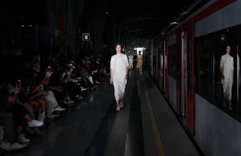 A model presents creations of the Mexican brand Julia y Renata during Mexico s Fashion Week at the Buenavista Suburban Train Station in Mexico City, Mexico, 13 November 2017. Mexico Fashion Week !ACHTUNG: NUR REDAKTIONELLE NUTZUNG!  Copyright: xMarioxGuzmánx MEX007 20171114-636462146063064606