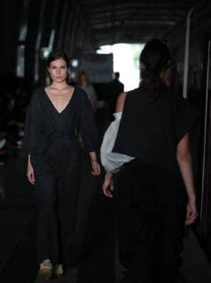 A model presents creations of the Mexican brand Julia y Renata during Mexico s Fashion Week at the Buenavista Suburban Train Station in Mexico City, Mexico, 13 November 2017. Mexico Fashion Week !ACHTUNG: NUR REDAKTIONELLE NUTZUNG!  Copyright: xMarioxGuzmánx MEX008 20171114-636462146081316372
