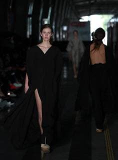 A model presents creations of the Mexican brand Julia y Renata during Mexico s Fashion Week at the Buenavista Suburban Train Station in Mexico City, Mexico, 13 November 2017. Mexico Fashion Week !ACHTUNG: NUR REDAKTIONELLE NUTZUNG!  Copyright: xMarioxGuzmánx MEX009 20171114-636462146710300308