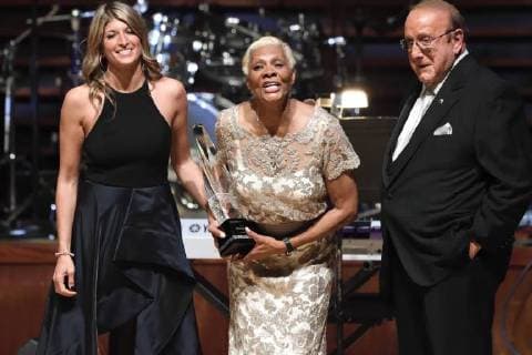 Themen der Woche November 14, 2017 - Philadelphia, Pennsylvania, U.S - Board Chair, NINA C TINARI SCHULSON, and CLIVE DAVIS, presents DIONNE WARWICK, with the 2017 Marian Anderson Award at the Marian Anderson Award Gala held at the Kimmel Center in Philadelphia PA The Marian Anderson Award was created to honor and celebrate world-renowned artists for their artistic work and talents, as well as their philanthropic contributions to society. It is named in memory of culture-changing vocalist and distinguished Philadelphian, Marian Anderson. Philadelphia U.S. - ZUMArf1_ 20171114_zaf_rf1_012 Copyright: xRickyxFitchettx