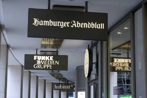 22.09.2017, Hamburg, Großer Burstah, Hansestadt Hamburg, Hamburg, Hamburger Abendblatt, Tageszeitung, Zeitung, Redaktion, Funke Mediengruppe, Medien, Medienkonzern, Dichter, Gorch Fock, Wahlspruch, Motto, Mit der Heimat im Herzen die Welt umfassen, Schilder *** 22 09 2017 Hamburg grand Burstah Hanseatic city Hamburg Hamburg Hamburg Abendblatt Daily Newspaper Editors Funke Media Group Media Media Group Poet Gorch Fock Slogan Motto with the Home in Heart the World include Signs
