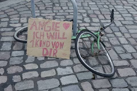 21.09.2017, Schild und kaputtes Fahrrad, Rad, Fahrrad, kaputt, defekt, verbogen, Schild, Kundgebung, Anhänger, Angie, Merkel, Angela Merkel, Kind, wollen *** 21 09 2017 Shield and Broken Bicycle Wheel Bicycle broken Defect bent Shield Rally Trailers Angie Merkel Angela Merkel Child want