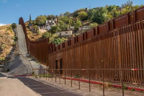 Grenze zwischen den USA und Mexiko in Nogales, Arizona November 14, 2017 - The border wall at the US - Mexico border in the city of Nogales, Arizona - ZUMAm156 20171114_zap_m156_010 Copyright: xDimitriosxManisx