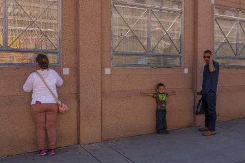 Grenze zwischen den USA und Mexiko in Nogales, Arizona November 14, 2017 - People standing at US soil and talk with their relatives in Mexico at the border line in the city of Nogales, Arizona. - ZUMAm156 20171114_zap_m156_023 Copyright: xDimitriosxManisx