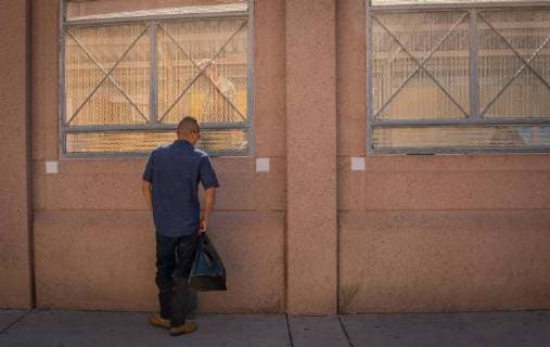 Grenze zwischen den USA und Mexiko in Nogales, Arizona November 14, 2017 - People standing at US soil and talk with their relatives in Mexico at the border line in the city of Nogales, Arizona. - ZUMAm156 20171114_zap_m156_024 Copyright: xDimitriosxManisx