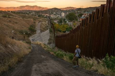 Grenze zwischen den USA und Mexiko in Nogales, Arizona November 14, 2017 - The border wall at the US - Mexico border in the city of Nogales, Arizona - ZUMAm156 20171114_zap_m156_026 Copyright: xDimitriosxManisx