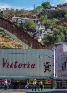 Grenze zwischen den USA und Mexiko in Nogales, Arizona November 14, 2017 - The city of Nogales in Arizona and in the backround the border wall and houses in the Mexican side of the city. - ZUMAm156 20171114_zap_m156_031 Copyright: xDimitriosxManisx