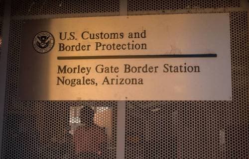 Grenze zwischen den USA und Mexiko in Nogales, Arizona November 14, 2017 - A man is waiting for his paperwork to be approved so he can pass to the US from Mexico at the Border Station in the city of Nogales, Arizona - ZUMAm156 20171114_zap_m156_036 Copyright: xDimitriosxManisx