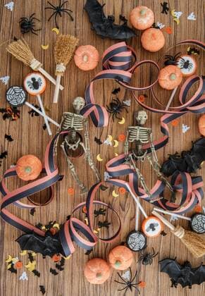 Bunte Dekoration und Suessigkeiten zu Halloween auf Hintergrund aus Holz - Scary Halloween decorations *** Bunte Decoration and Sweets to Halloween on Background out Wood Scary Halloween decorations  1079704400