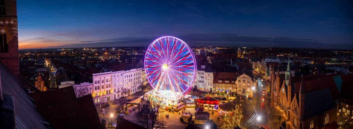 Luebeck Christmas market a Ferris wheel revolves to at 29 11 2016 on the maritime Christmas market on the Koberg in Luebeck before St Jakobi and the Saints Spirit Hospital Luebeck Schleswig Holstein Germany