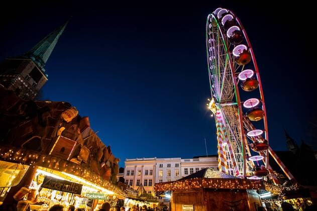 Luebeck Christmas market a Ferris wheel revolves to at 27 11 2016 on the maritime Christmas market on the Koberg in Luebeck before the St Jakobi Church and the Saints Spirit Hospital in Luebeck Luebeck Schleswig Holstein Germany