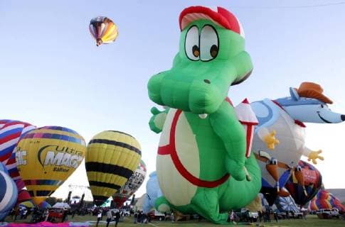 Dozens of hot air balloons are seen during their departure in the city of Leon, in the state of Guanajuato, Mexico, on 17 November 2017, during the first day of the International Balloon Festival 2017. International Balloon Festival 2017 !ACHTUNG: NUR REDAKTIONELLE NUTZUNG!  Copyright: xUlisesxRuizxBasurtox MEX05 20171117-636465465400751140