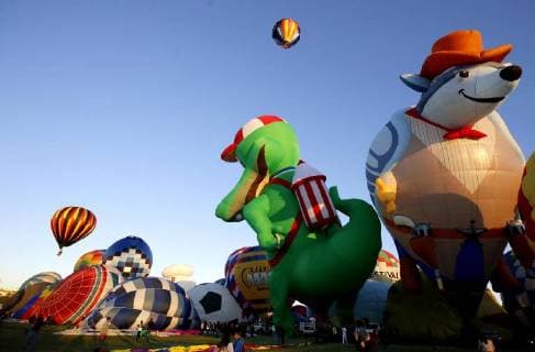 Dozens of hot air balloons are seen during their departure in the city of Leon, in the state of Guanajuato, Mexico, on 17 November 2017, during the first day of the International Balloon Festival 2017. International Balloon Festival 2017 !ACHTUNG: NUR REDAKTIONELLE NUTZUNG!  Copyright: xUlisesxRuizxBasurtox MEX05 20171117-636465466044082768