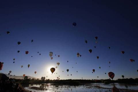 Dozens of hot air balloons are seen during their departure in the city of Leon, in the state of Guanajuato, Mexico, on 17 November 2017, during the first day of the International Balloon Festival 2017. International Balloon Festival 2017 !ACHTUNG: NUR REDAKTIONELLE NUTZUNG!  Copyright: xUlisesxRuizxBasurtox MEX05 20171117-636465466128009154
