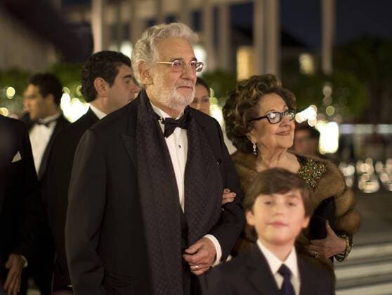 The Spanish singer Placido Domingo (L), accompanied by his family, arrives at The Opera of Los Angeles for his 50th Anniversary Concert at the Dorothy Chandler Pavilion in Los Angeles, California, USA, 17 November 2017. The Spanish tenor debuted on this stage for the first time on 17 November 1967 during a tour with the New York Opera. Placido Domingo celebrates the 50th anniversary of his debut at the Dorothy Chandler Pavilion in Los Angeles !ACHTUNG: NUR REDAKTIONELLE NUTZUNG!  Copyright: xArmandoxArorizox LAX01 20171118-636465830002025576
