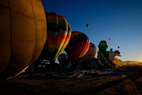 (171117) -- LEON (MEXICO), Nov. 17, 2017 -- Hot air balloons are seen during the 2017 International Balloon Festival in Leon city, Guanajuato state, Mexico, on Nov. 17, 2017. The 2017 International Balloon Festival kicked off on Friday in Leon city. About 200 hot air balloons with different shapes and colors participated in the event which is held from Nov. 17 to Nov. 20. ) MEXICO-LEON-INTERNATIONAL BALLOON FESTIVAL FranciscoxCanedo 