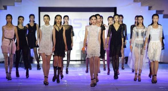 (171118) -- SANYA, Nov. 18, 2017 -- Models compete in the 25th New Silk Road Model Look Final in Sanya, south China s Hainan Province, Nov. 17, 2017. ) (ry) CHINA-SANYA-MODEL CONTEST (CN) GuoxCheng 