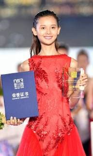 (171118) -- SANYA, Nov. 18, 2017 -- Model Li Shuping is awarded in the 25th New Silk Road Model Look Final in Sanya, south China s Hainan Province, Nov. 17, 2017. ) (ry) CHINA-SANYA-MODEL CONTEST (CN) GuoxCheng 