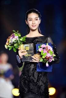 (171118) -- SANYA, Nov. 18, 2017 -- Model Liu Yanru is awarded in the 25th New Silk Road Model Look Final in Sanya, south China s Hainan Province, Nov. 17, 2017. ) (ry) CHINA-SANYA-MODEL CONTEST (CN) GuoxCheng 