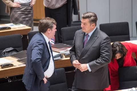 Berlin Plenarsitzung Abgeordnetenhaus Plenarsitzung des Berliner Abgeordnetenhaus am Donnerstag den 16. November 2017. Im Bild vlnr.: Staatssekretaer Torsten Akmann im Gespraech mit Innensenator Andreas Geisel (SPD). 16.11.2017, Berlin *** Berlin Plenary session House of Representatives Plenary session the Berlin House of Representatives at Thursday the 16 November 2017 in Picture From left to right Secretary of State Torsten in Conversation with Interior Senator Andreas Hostage SPD 16 11 2017 Berlin