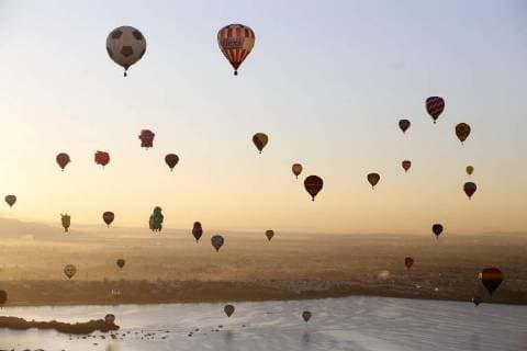 Dozens of hot air balloons take flight during the International Balloon Festival 2017 that takes place between November 17 and 20 in Leon, Guanajuato state, Mexico, 18 November 2017. International Balloon Festival 2017 !ACHTUNG: NUR REDAKTIONELLE NUTZUNG!  Copyright: xUlisesxRuizxBasurtox LEO002 20171118-636466312809980449