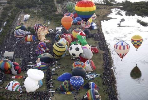 Dozens of hot air balloons take flight during the International Balloon Festival 2017 that takes place between November 17 and 20 in Leon, Guanajuato state, Mexico, 18 November 2017. International Balloon Festival 2017 !ACHTUNG: NUR REDAKTIONELLE NUTZUNG!  Copyright: xUlisesxRuizxBasurtox LEO002 20171118-636466313534912449