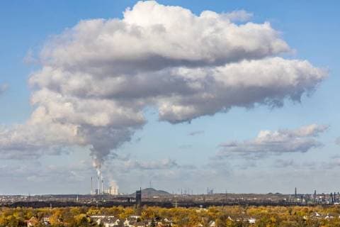 Blick über den Nordsternpark in Gelsenkirchen, auf die Halde Scholven mit dem EON Kohlekraftwerk Scholven Wolkenbildung *** Glance above the Nordsternpark in Gelsenkirchen on the Heap Scholven with the Eon Coal-fired power plant Scholven Cloud formation