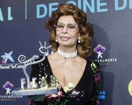 The Italian actress Sofia Loren poses with the prize Almeria, tierra de cine during the closing gala of the Almería International Film Festival at the Teatro Auditorio, in Almeria, Spain, on 18 November 2017. Sofia Loren receives the price Almeria, tierra de cine !ACHTUNG: NUR REDAKTIONELLE NUTZUNG!  Copyright: xCarlosxBarbax GRA045 20171119-636466517655821356