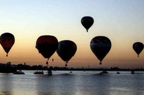 (171119) -- LEON, Nov. 19, 2017 -- Hot air balloons rise during the 2017 International Balloon Festival in Leon City of Guanajuato State, central Mexico, on Nov. 18, 2017. The four-day festival kicked off on Friday, with the participation of about 200 hot air balloons of different shapes and colors. Francisco Canedo) (jg) (rtg) (zxj) MEXICO-LEON-INTERNATIONAL BALLOON FESTIVAL e FranciscoxCanedo 