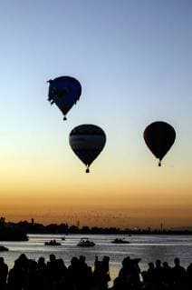(171119) -- LEON, Nov. 19, 2017 -- Hot air balloons rise during the 2017 International Balloon Festival in Leon City of Guanajuato State, central Mexico, on Nov. 18, 2017. The four-day festival kicked off on Friday, with the participation of about 200 hot air balloons of different shapes and colors. Francisco Canedo) (jg) (rtg) (zxj) MEXICO-LEON-INTERNATIONAL BALLOON FESTIVAL e FranciscoxCanedo 