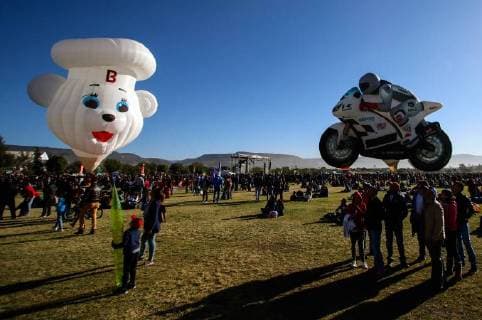 (171119) -- LEON, Nov. 19, 2017 -- Hot air balloons prepare to rise during the 2017 International Balloon Festival in Leon City of Guanajuato State, central Mexico, on Nov. 18, 2017. The four-day festival kicked off on Friday, with the participation of about 200 hot air balloons of different shapes and colors. Francisco Canedo) (jg) (rtg) (zxj) MEXICO-LEON-INTERNATIONAL BALLOON FESTIVAL e FranciscoxCanedo 
