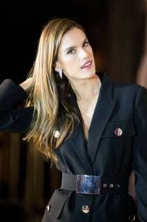 Victoria s Secret Angel and Brazilian model and actress Alessandra Ambrosio poses before taking group photos ahead of the 2017 Victoria s Secret Fashion Show at the Mercedes-Benz Arena in Shanghai, China, 18 November 2017. Victoria s Secret Angel Alessandra Ambrosio flaunts sexy cleavage in Shanghai  pbu712858_01