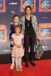 Heike Dumpling with Daughters Oliva and Marla World premiere Germany greatest Children show Game with the Time in Frederick city Palace Berlin at 19 11 2017 World premiere Game with the Time
