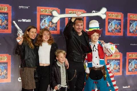 Sascha Vollmer with Girlfriend Jenny and Children John and Manisha World premiere Germany greatest Children show Game with the Time in Frederick city Palace Berlin at 19 11 2017 World premiere Game with the Time