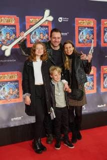 Sascha Vollmer with Girlfriend Jenny and Children John and Manisha World premiere Germany greatest Children show Game with the Time in Frederick city Palace Berlin at 19 11 2017 World premiere Game with the Time